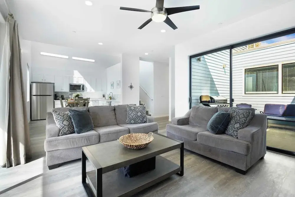 Oceanfront 2BR + Rooftop Deck, & Beach Access Strand Way B