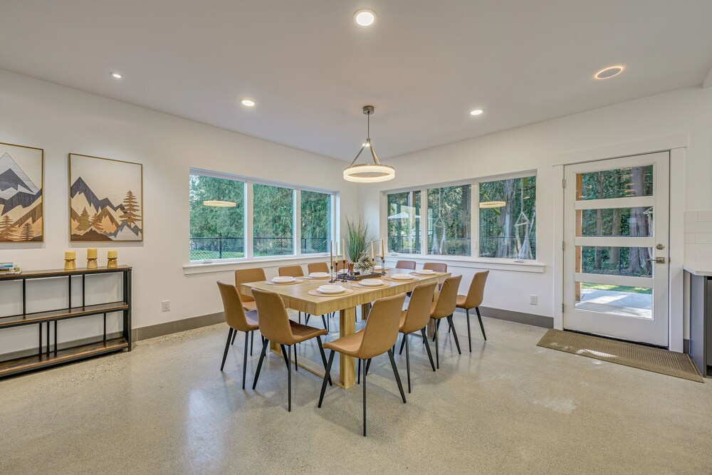 Waterfront Patio! Stylish Family Home in Everett