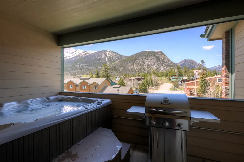 Boulevard Bend Condo: Stroll To Main St, Ski Shuttle