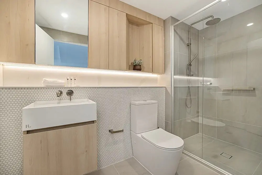 Chic 1-bed With Parking, Gym, Pool & City Views