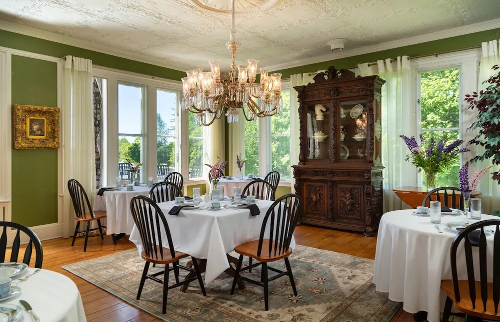 Captain Nickels Inn