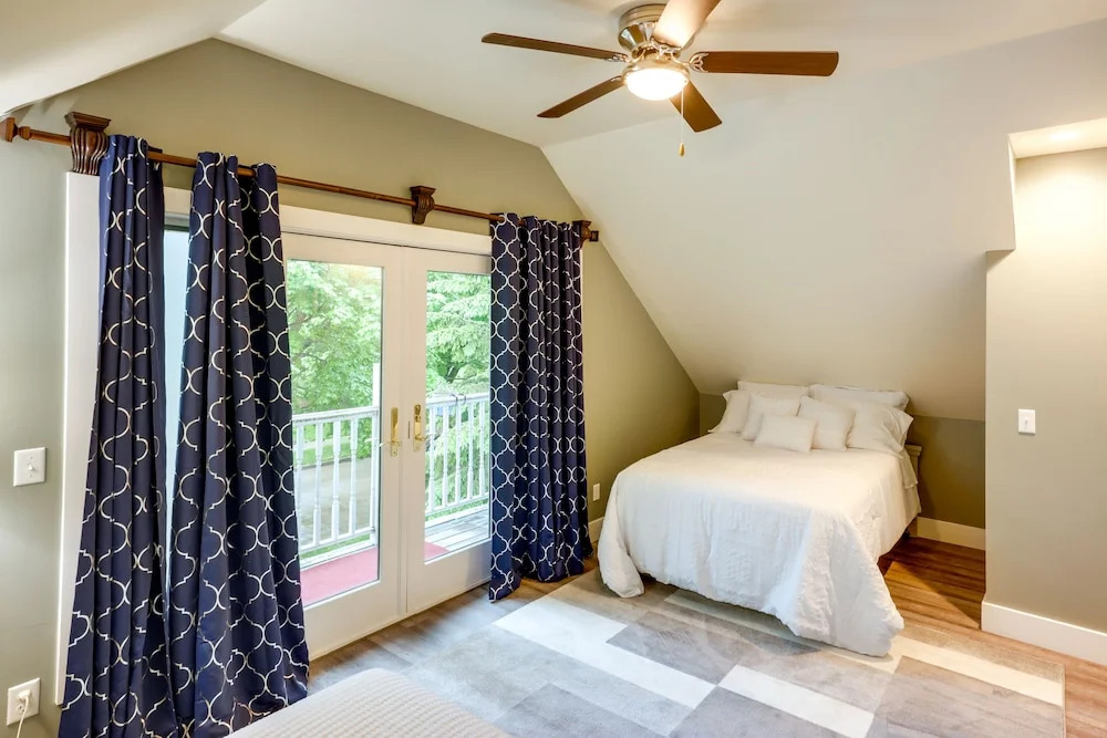 Sheboygan Getaway w/ Deck + On-site Lake Access!