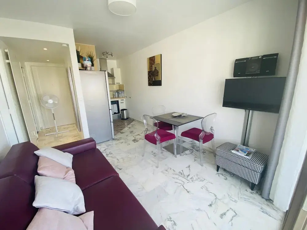 Stylish one Bedroom Apartment in Central Cannes Just off the Croisette and Near Beaches - 680
