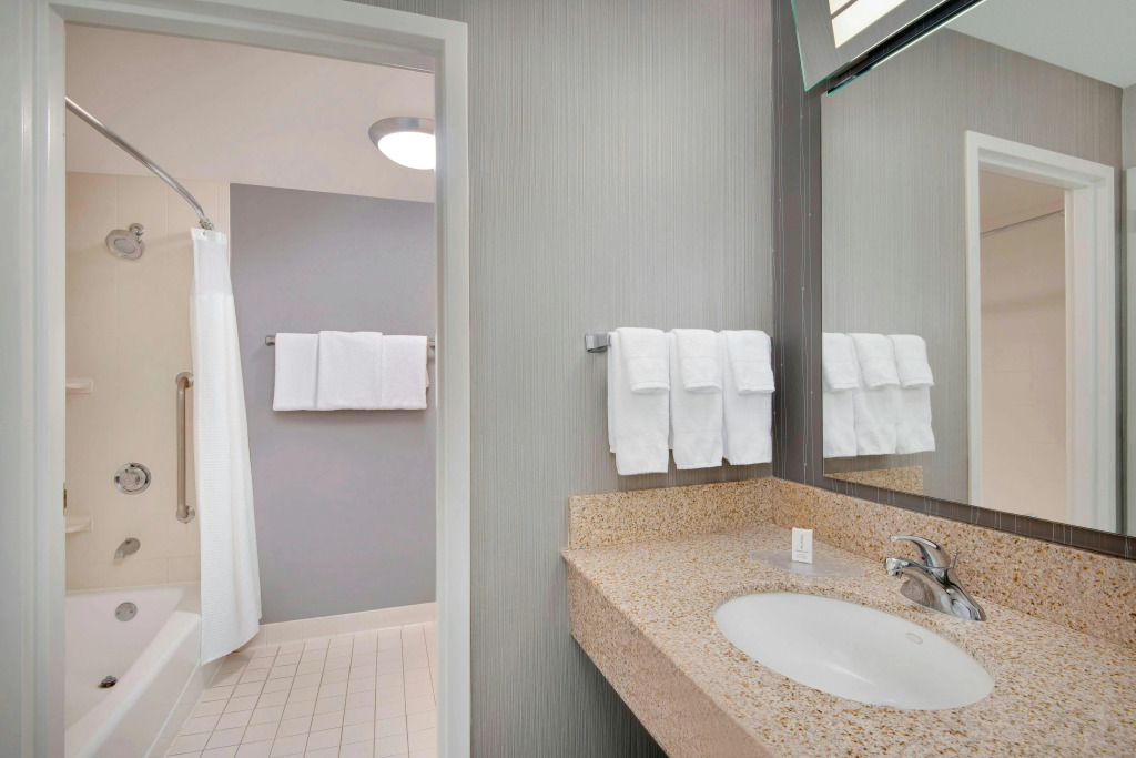 Courtyard by Marriott Savannah Midtown