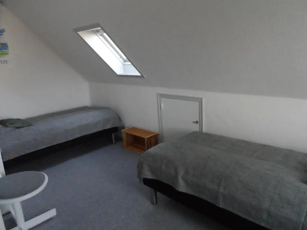 Logi i hus med kunst og have