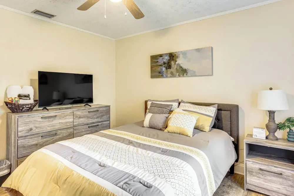 1 Mi to Dtwn Waycross: Home w/ Furnished Porch