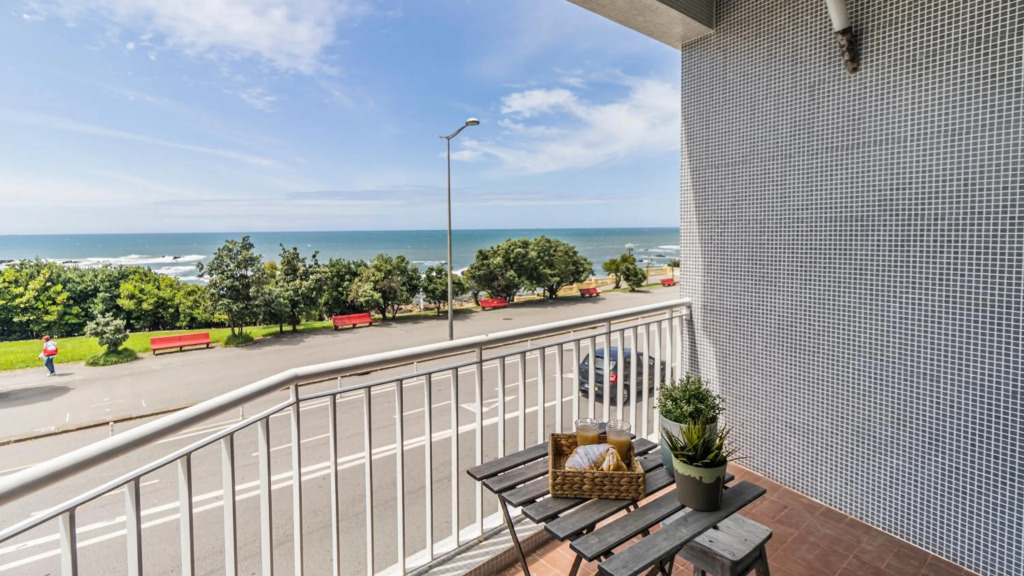 Foz Beach Apartment w Sea Views by LovelyStay