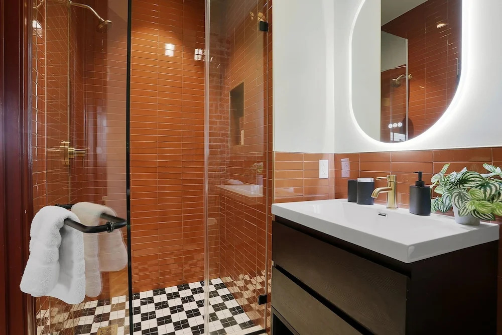 The Gisele - Luxury 4BR 3BA for 8 - Pool & Streetcar Stop