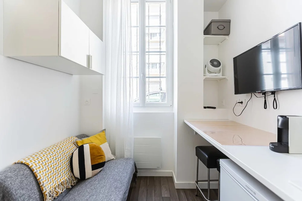 Cosy studio at Paul Doumer, by GuestReady
