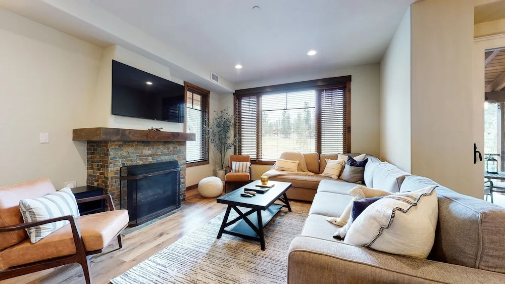 Woodwinds 1265 Luxury Townhouse, Private Hot Tub, 2 Car Garage by RedAwning