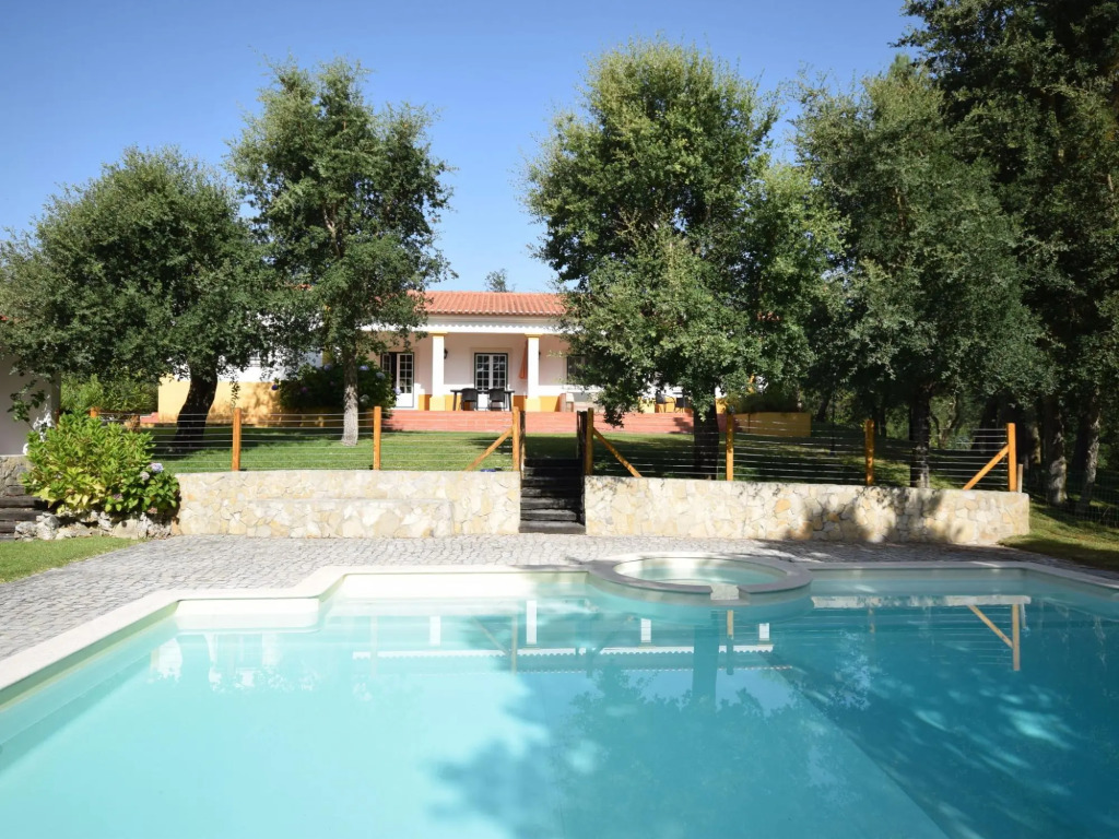 Luxurious Villa in Caldas da Rainha with Swimming Pool