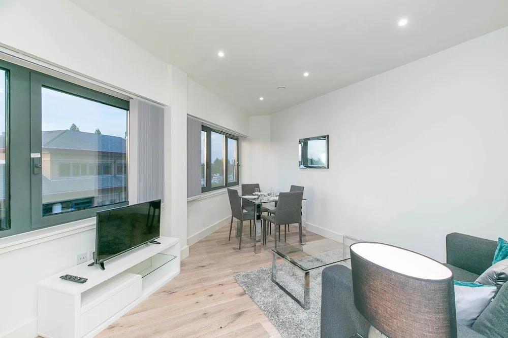 Deluxe Heathrow Apartments & Parking