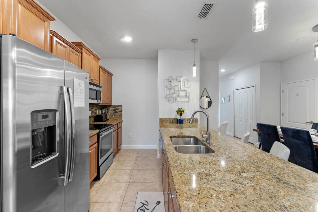 5 Bedrooms 4 Bathrooms Storey Lake 4819 Ct