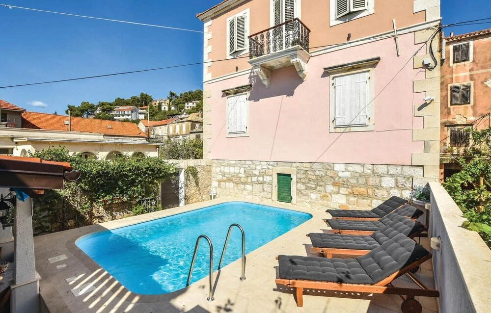 Nice Home in Jelsa With Wifi and 3 Bedrooms