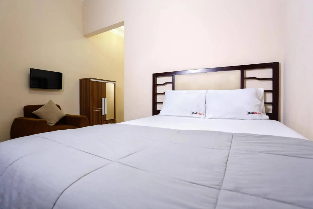 RedDoorz near Metro Indah Mall