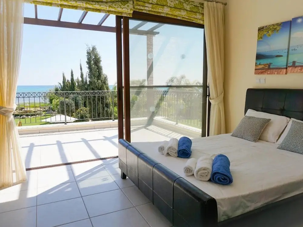 Sea Front Oceanus H3 by Ezoria Villas