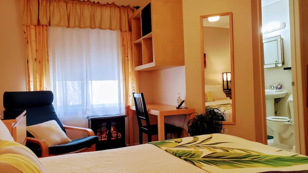 Kokomo Inn - Tropical Riverfront B&B