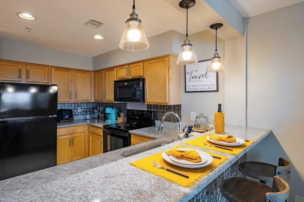 Cumberland River Views, Walk to Broadway, Downtown & Stadium Rockin' Riverfront