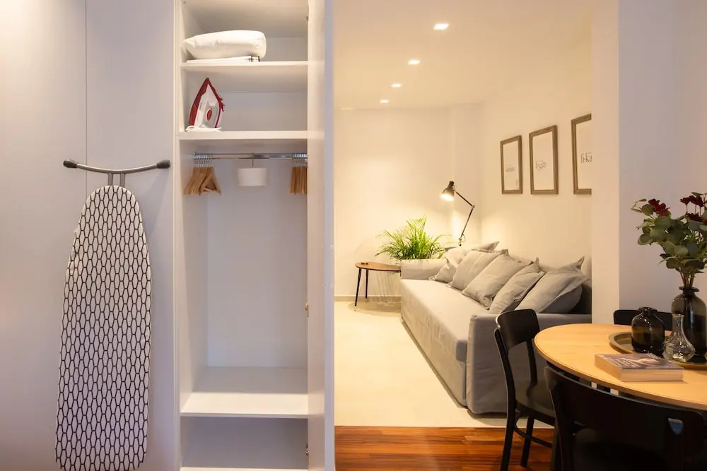 Phaedrus Living: City Luxury Flat Mavromichali
