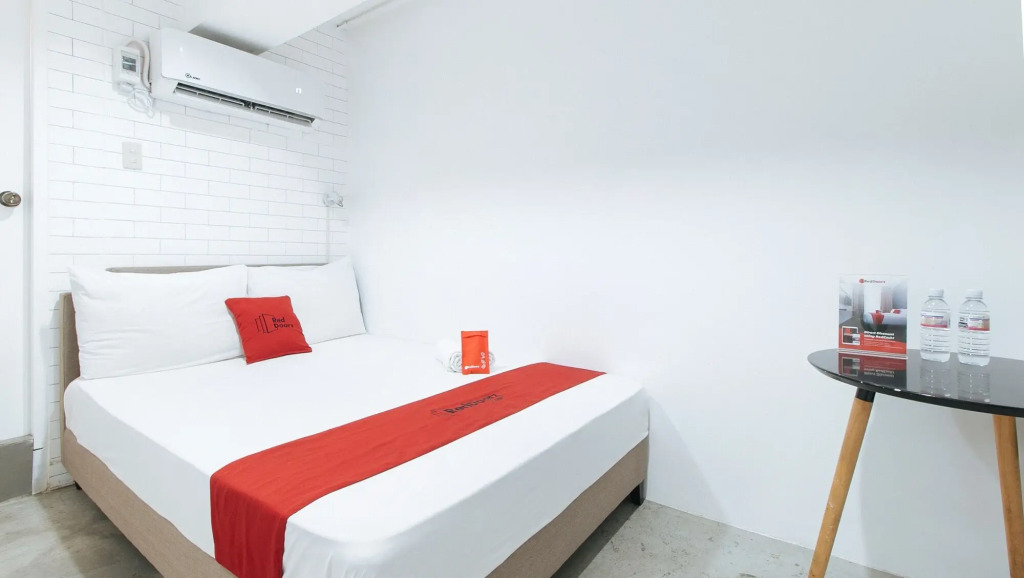 RedDoorz Plus at BGC near St Lukes
