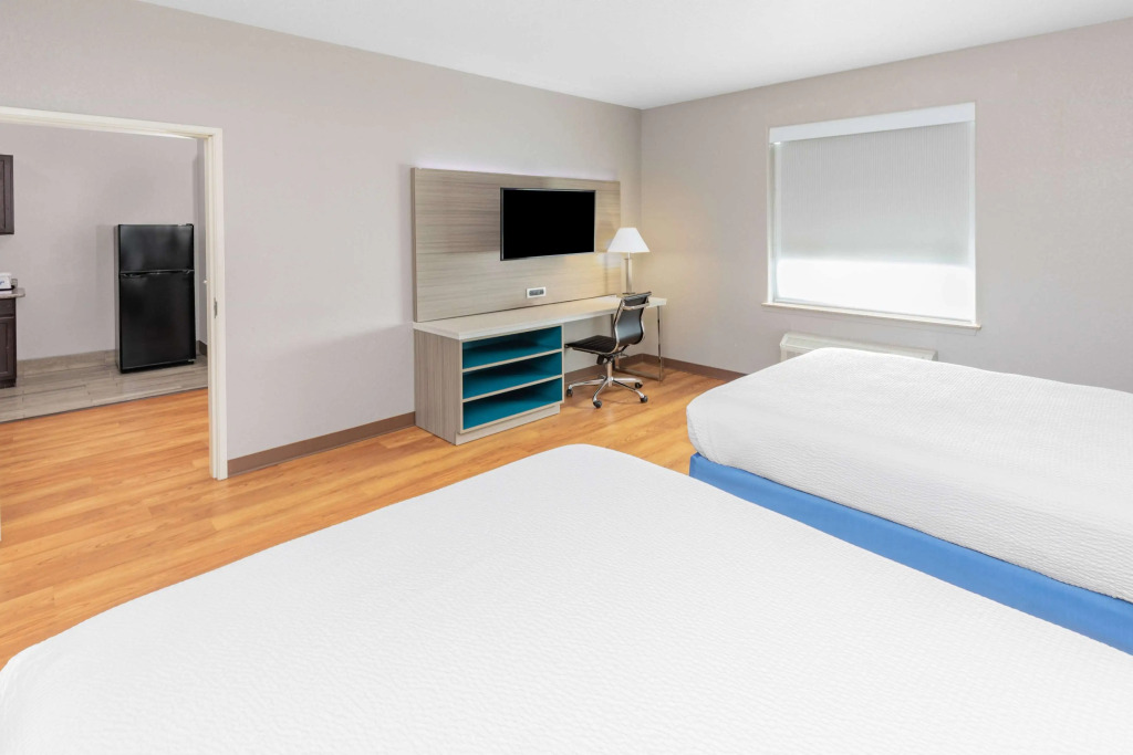 Days Inn & Suites by Wyndham San Antonio near Frost Bank Center