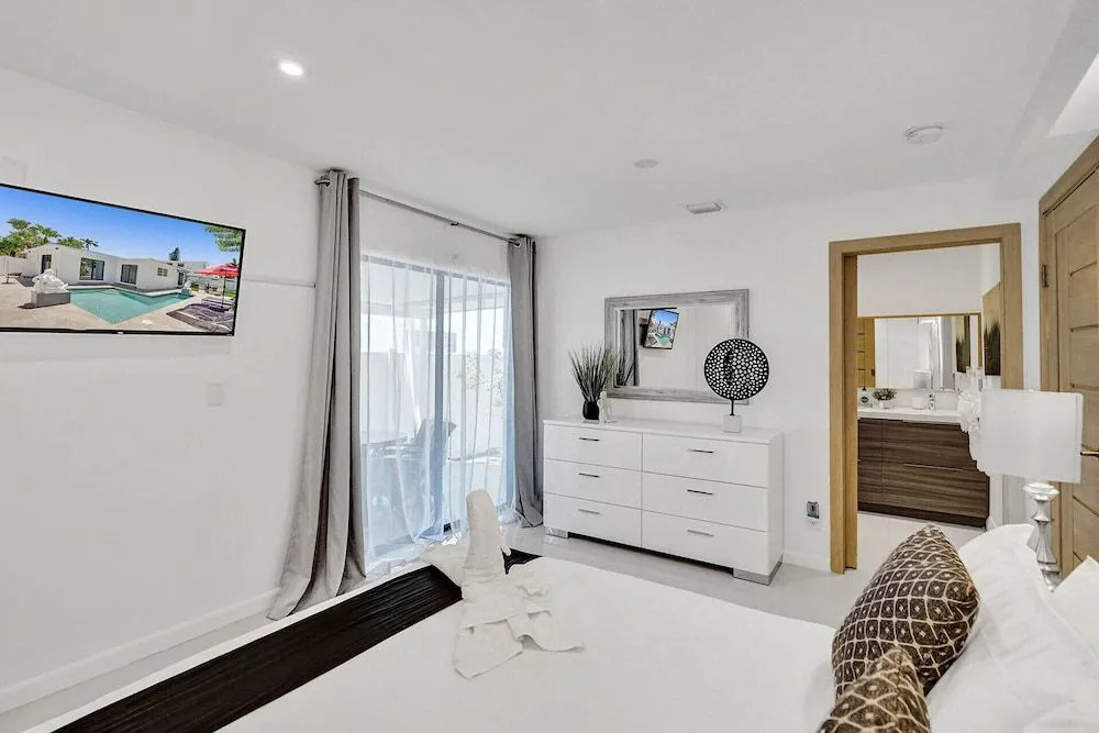 Heated Private Pool 4Br Modern Home