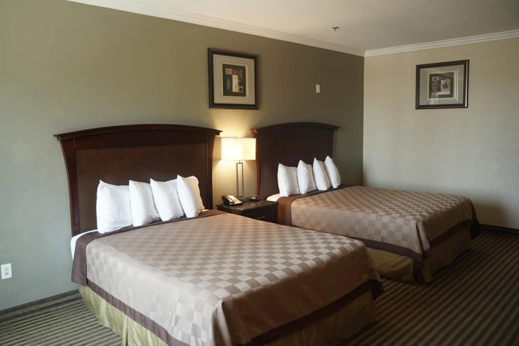 Harbor Inn & Suites