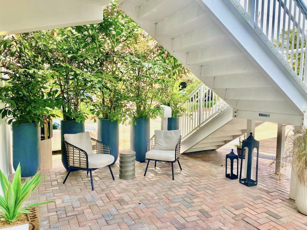 Southwinds 3 for 2 Queen Studio Steps to Beach