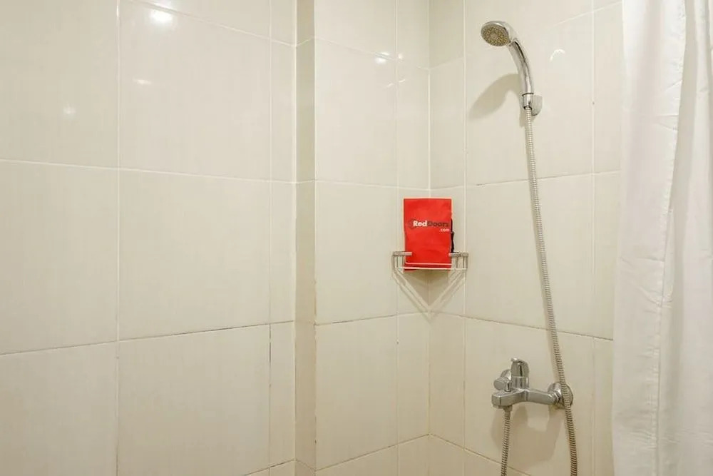RedDoorz Plus near Sangkareang Park