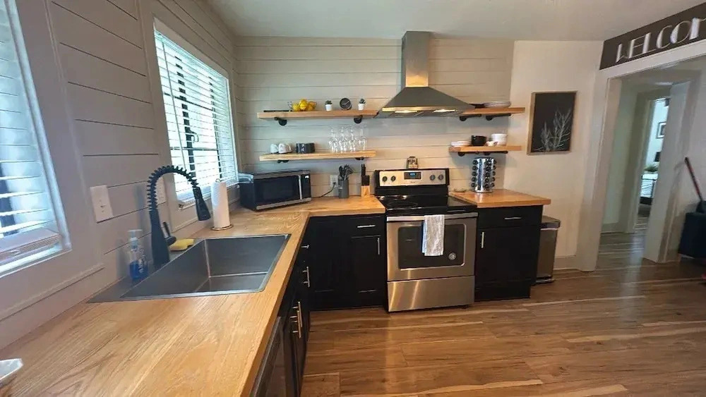 Group-ready West End Duplex - Save Big Midweek