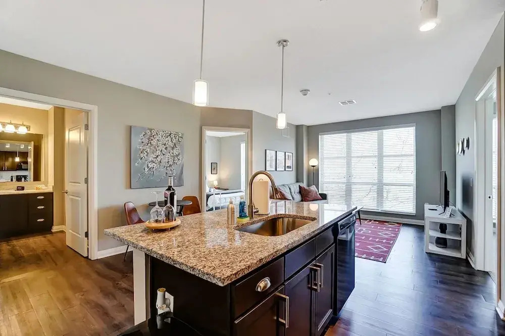 Downtown Designer 2BR Parking W D Gym Pool