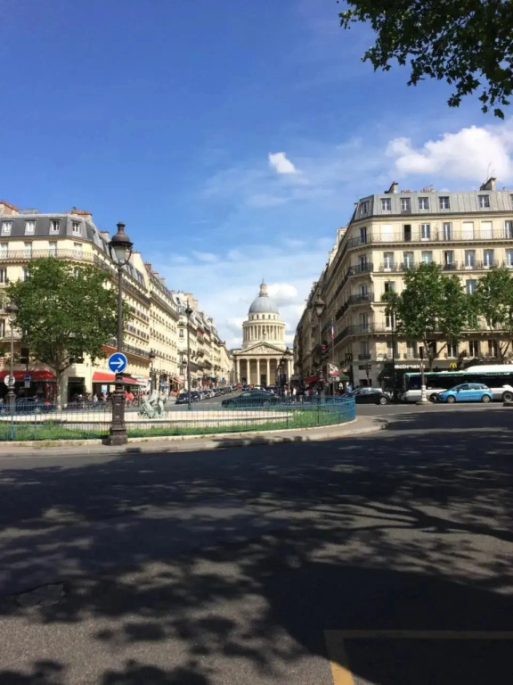 Sweet house in Paris
