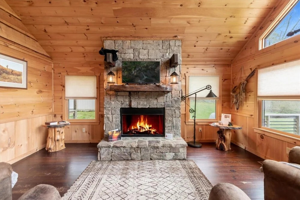 Carters Cozy Cabin - Peaceful Cabin With 13 Acres of Lawn Trees and Trails
