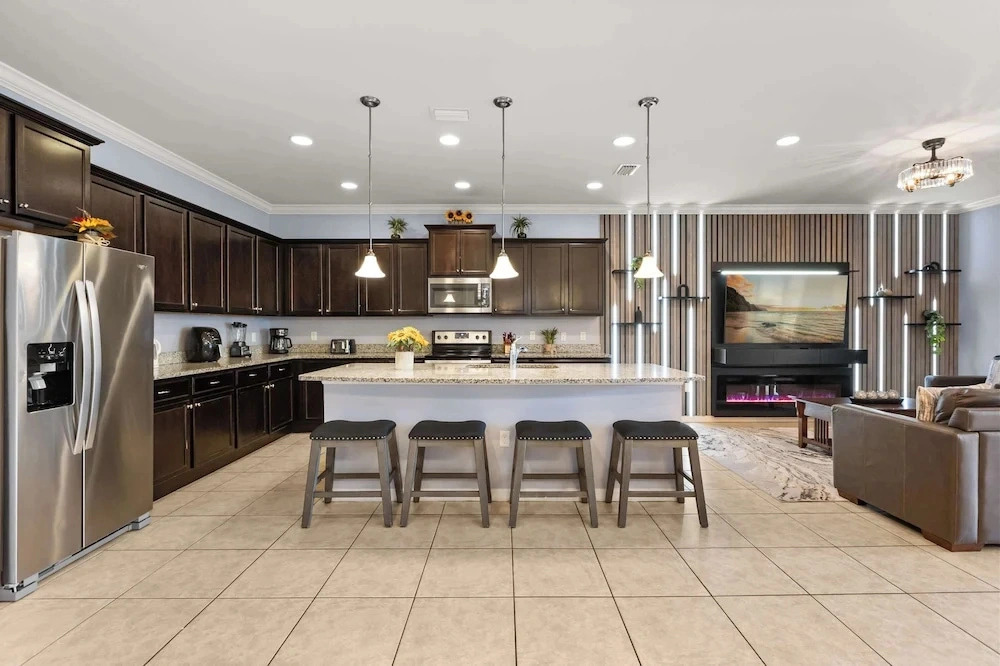 Upstay: Renovated 9BR Home w Theater & Games Room