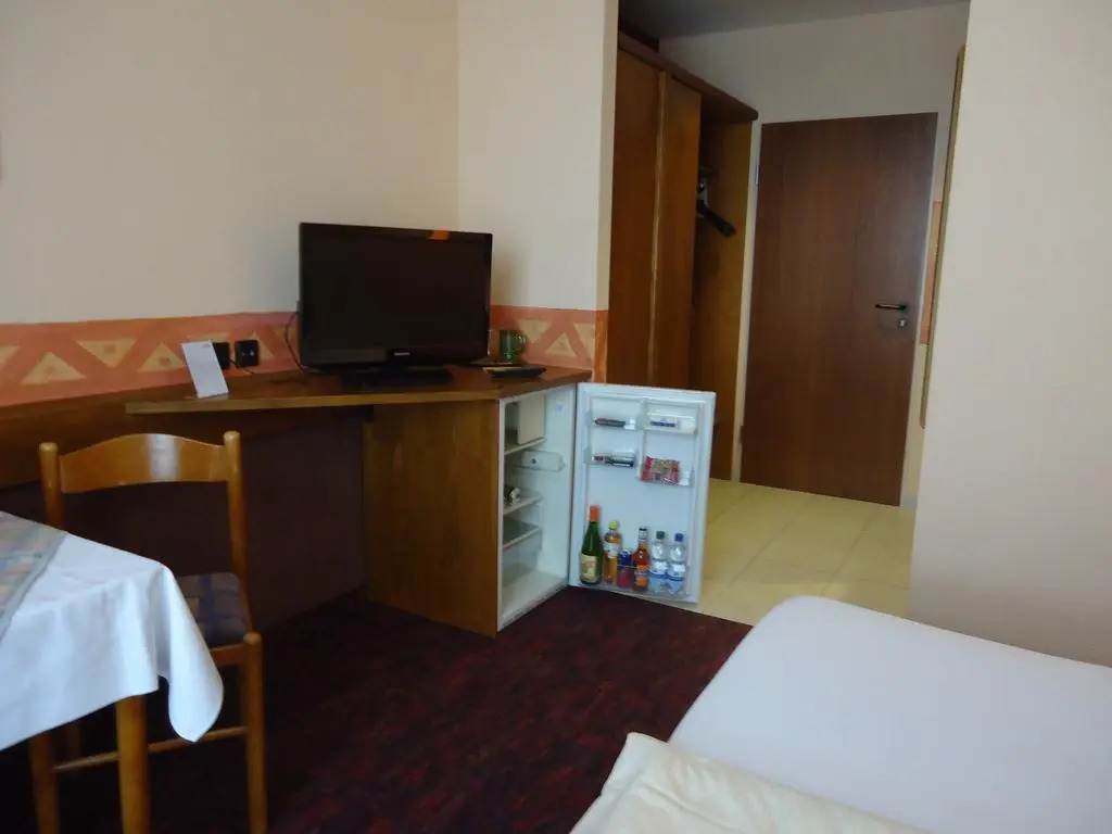 enjoyHotel garni Korntal Stuttgart b&b Parkplatz Sprinter Penny eTank Porsche-Museum
