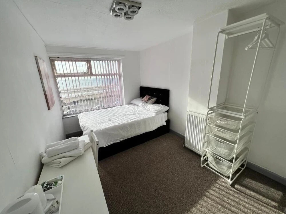Arnies Hotel