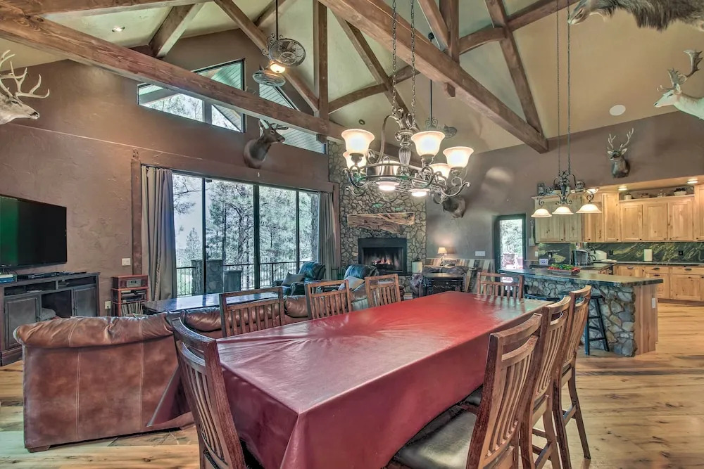 Outdoor Fireplace, Gas Grill: Luxe Heber Cabin!