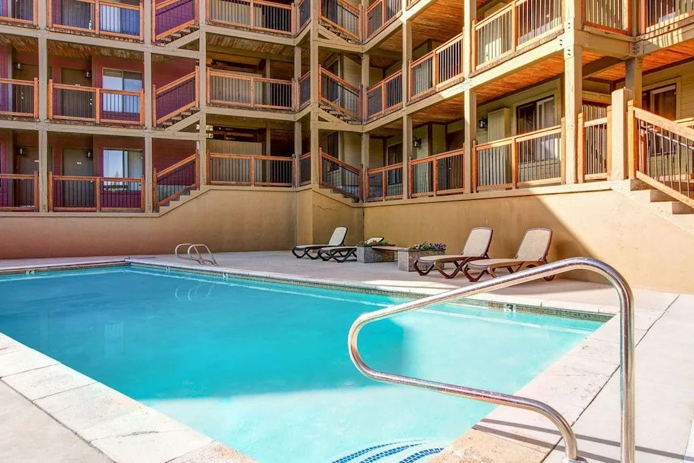 Classic 1BR Mountain Condo by RedAwning
