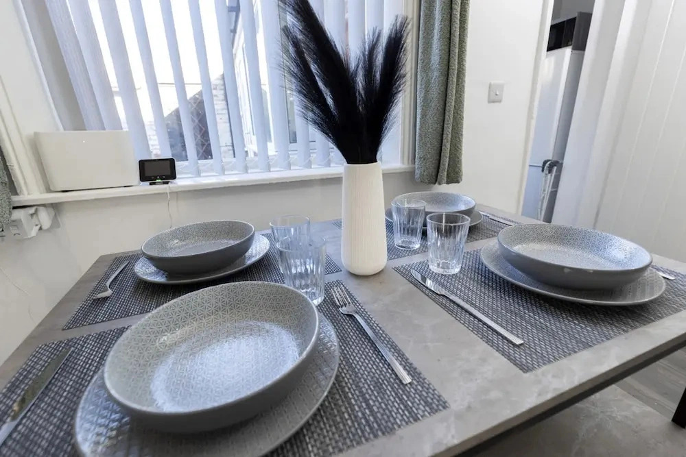 Stylish 3BR Home With Parking by University
