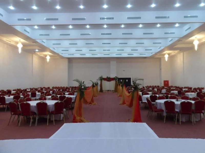 Al Mandoos Hotel