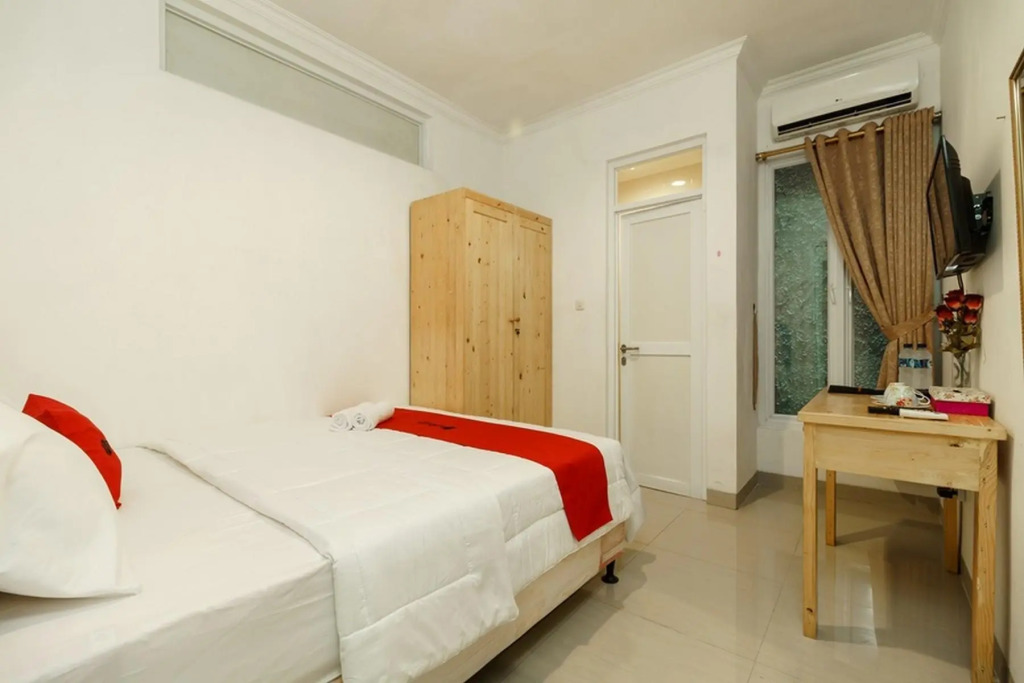RedDoorz Syariah Plus near Pancoran 2