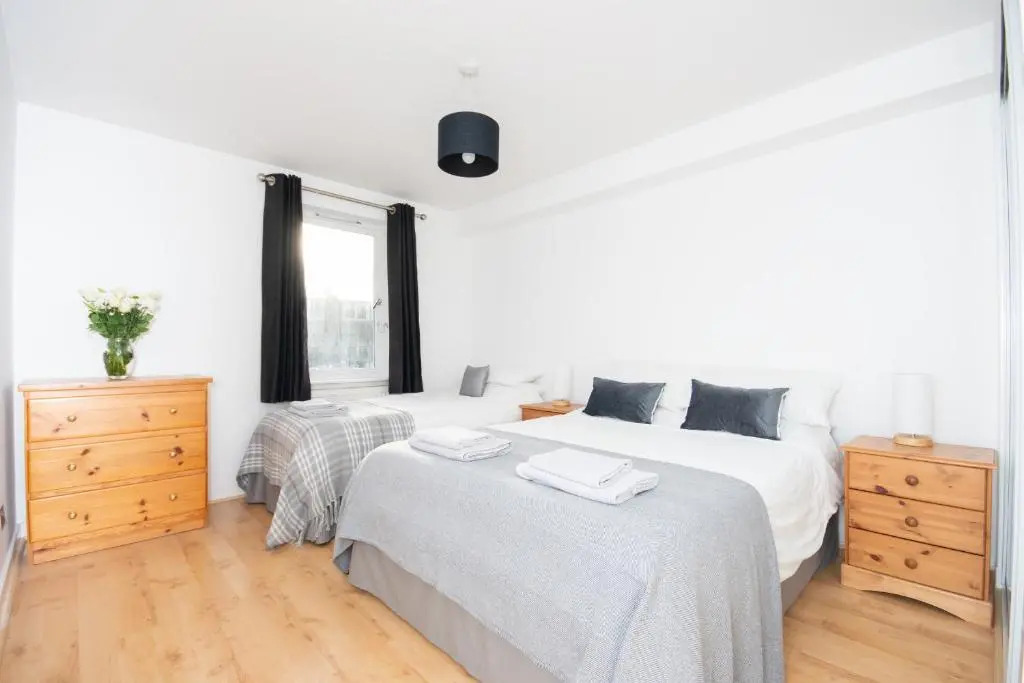 Find "DWELLCOME HOME Ltd" site for 10oo10 assurance from past guests - Immaculate 2 Bedroom, 3 Bed, 2 Doubles and a Single 2nd floor Apartment with free allocated off street parking, 100Mbps broadband, Miles better than a hotel