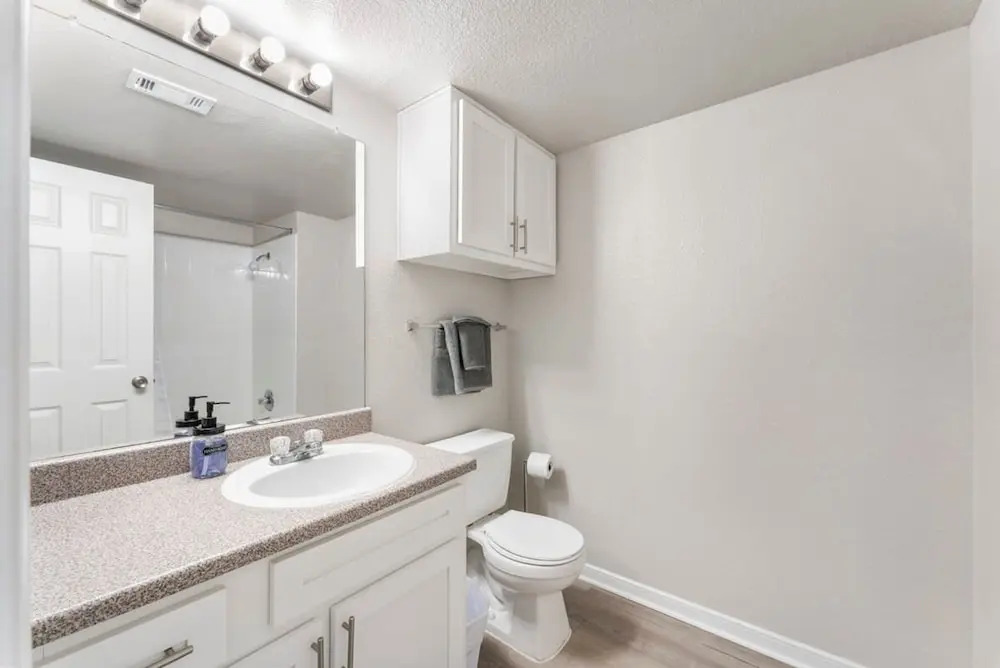 Ideal 2BR King Suite w Gym Pool Close to Downtown