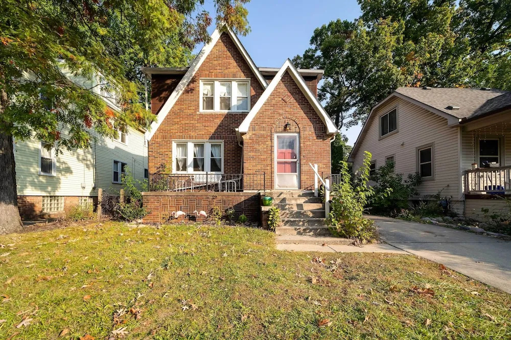 Ferndale Apartment w/ Yard - Near the Detroit Zoo!