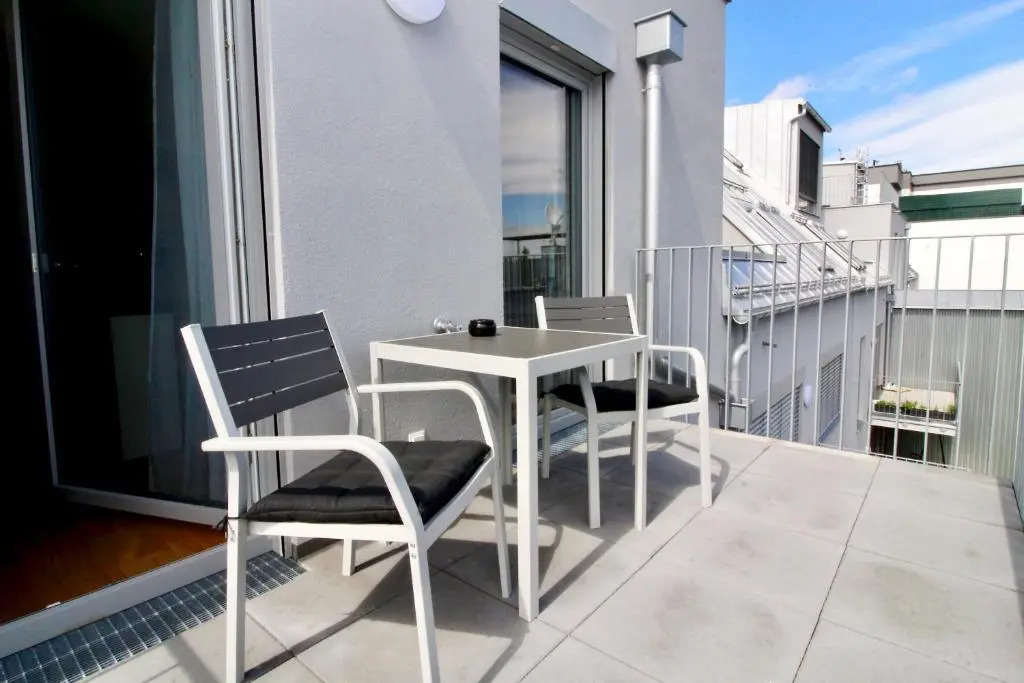 Modern Balcony Apartment with Pool close to Lake in "Donaustadt"
