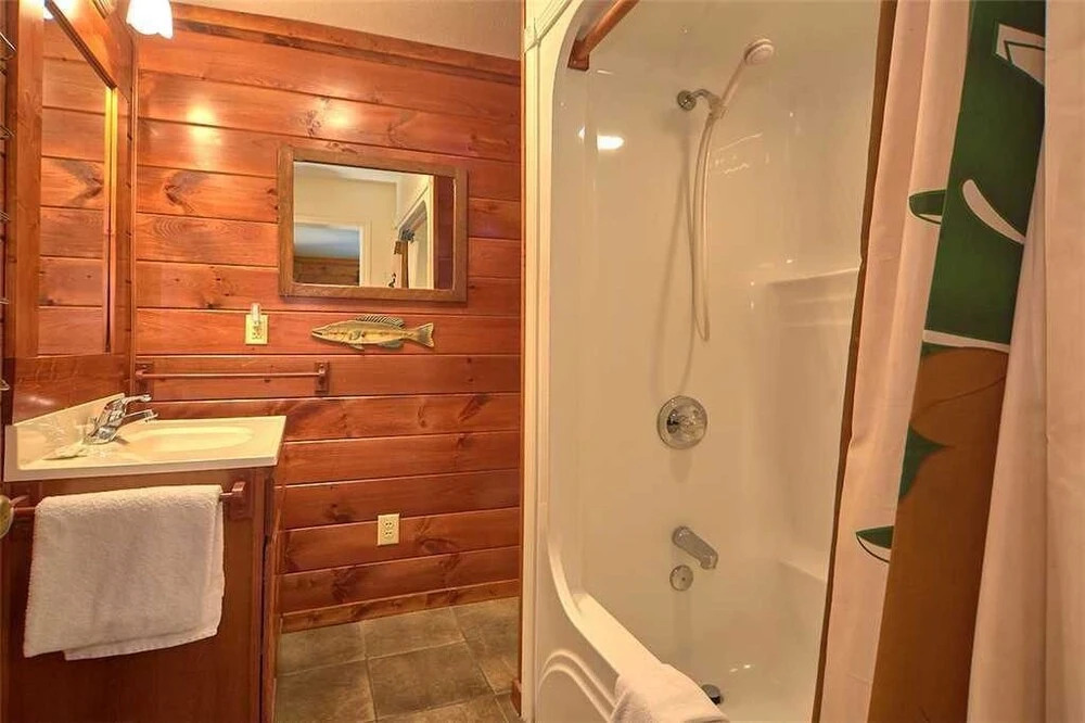 A Bear Creek 5 Bedroom Home with Hot Tub