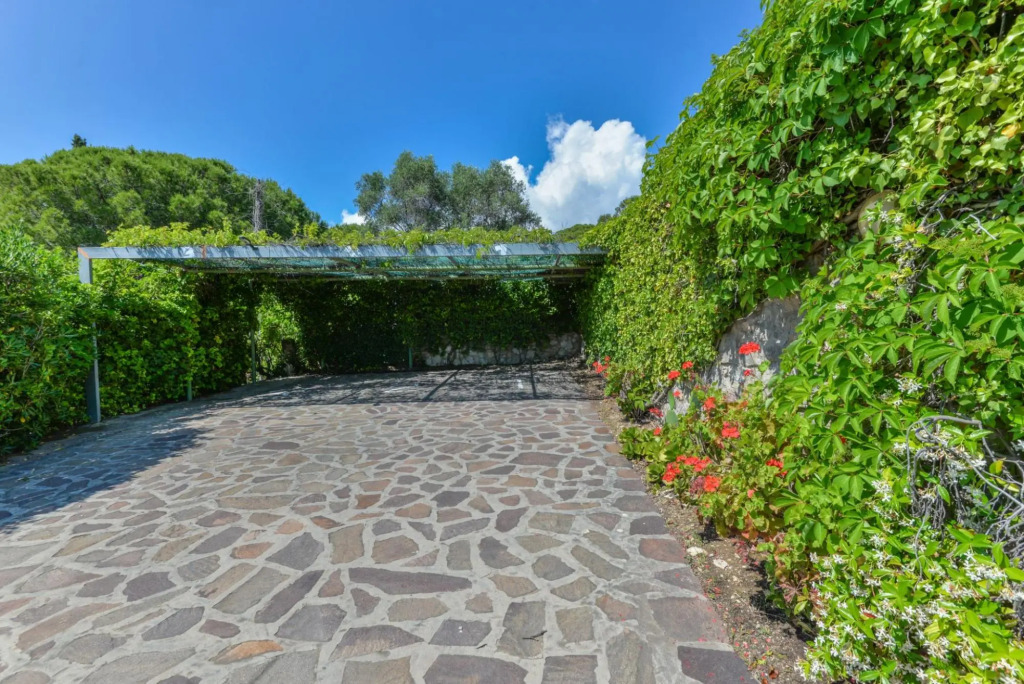 Three-room apartment with separate entrance, with large terrace overlooking the sea-Calipso
