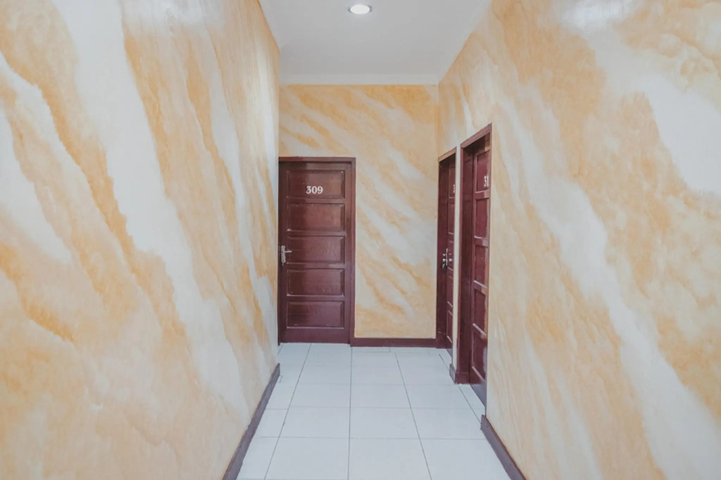 RedDoorz Plus near Istana Maimun Medan