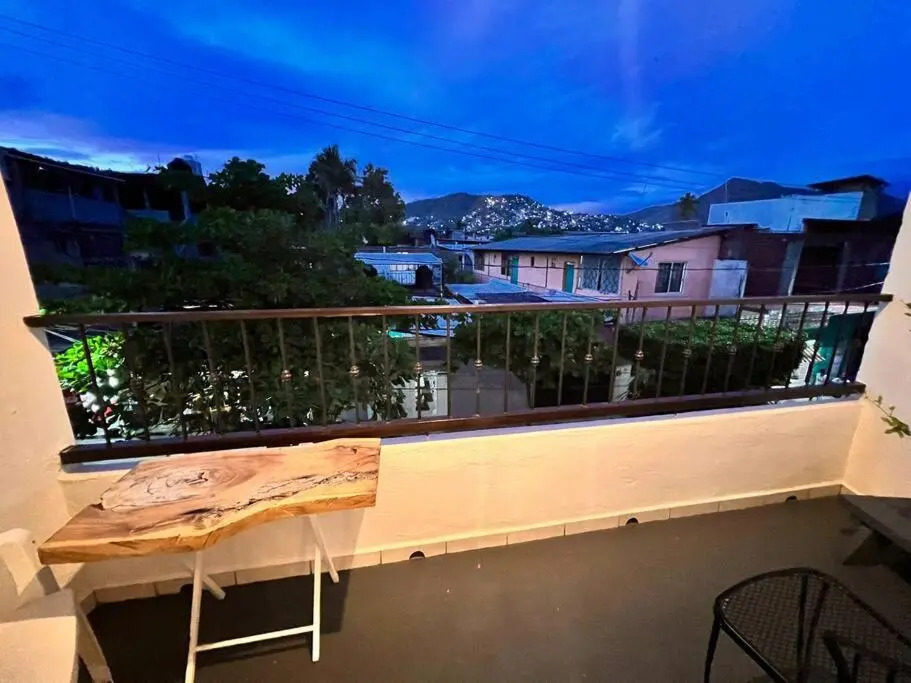 Lovely studio apartment with balcony AC & wi-fi, minutes from downtown!