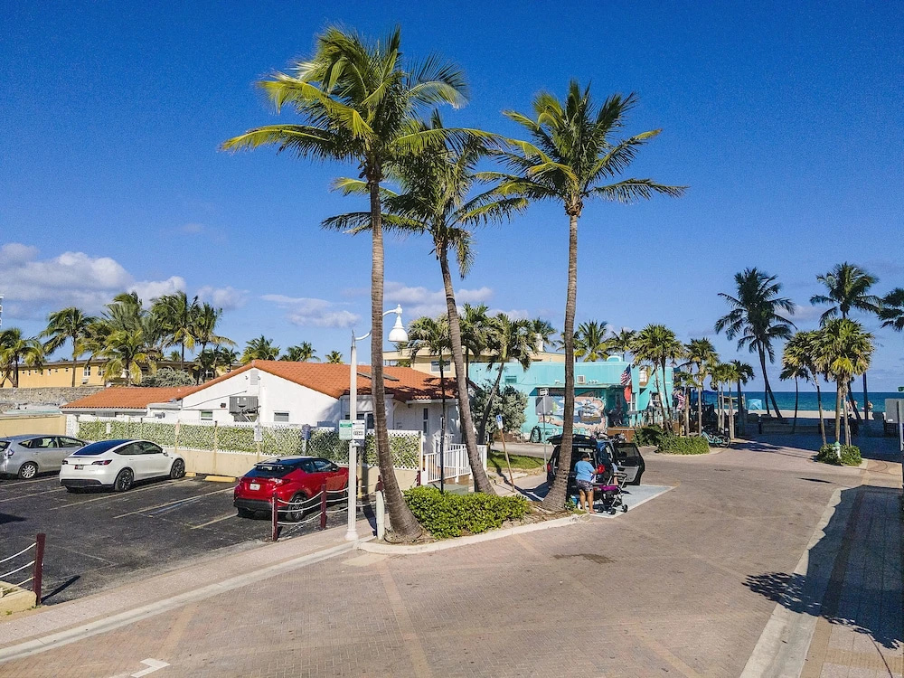 Tropic Isle Hotel & Apartment
